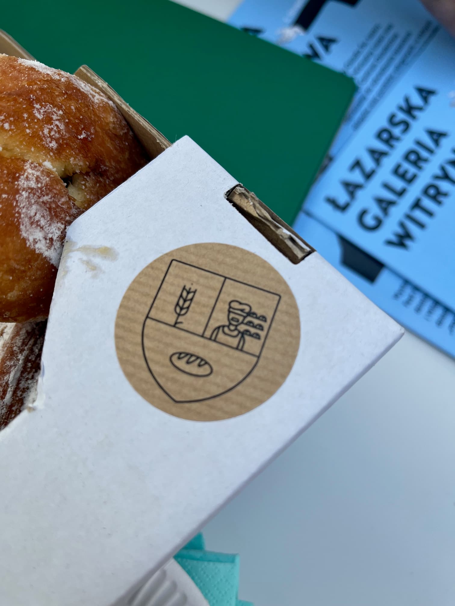 Zbliżenie na plakietkę Ognioodporny Łazarz na teczce z materiałami