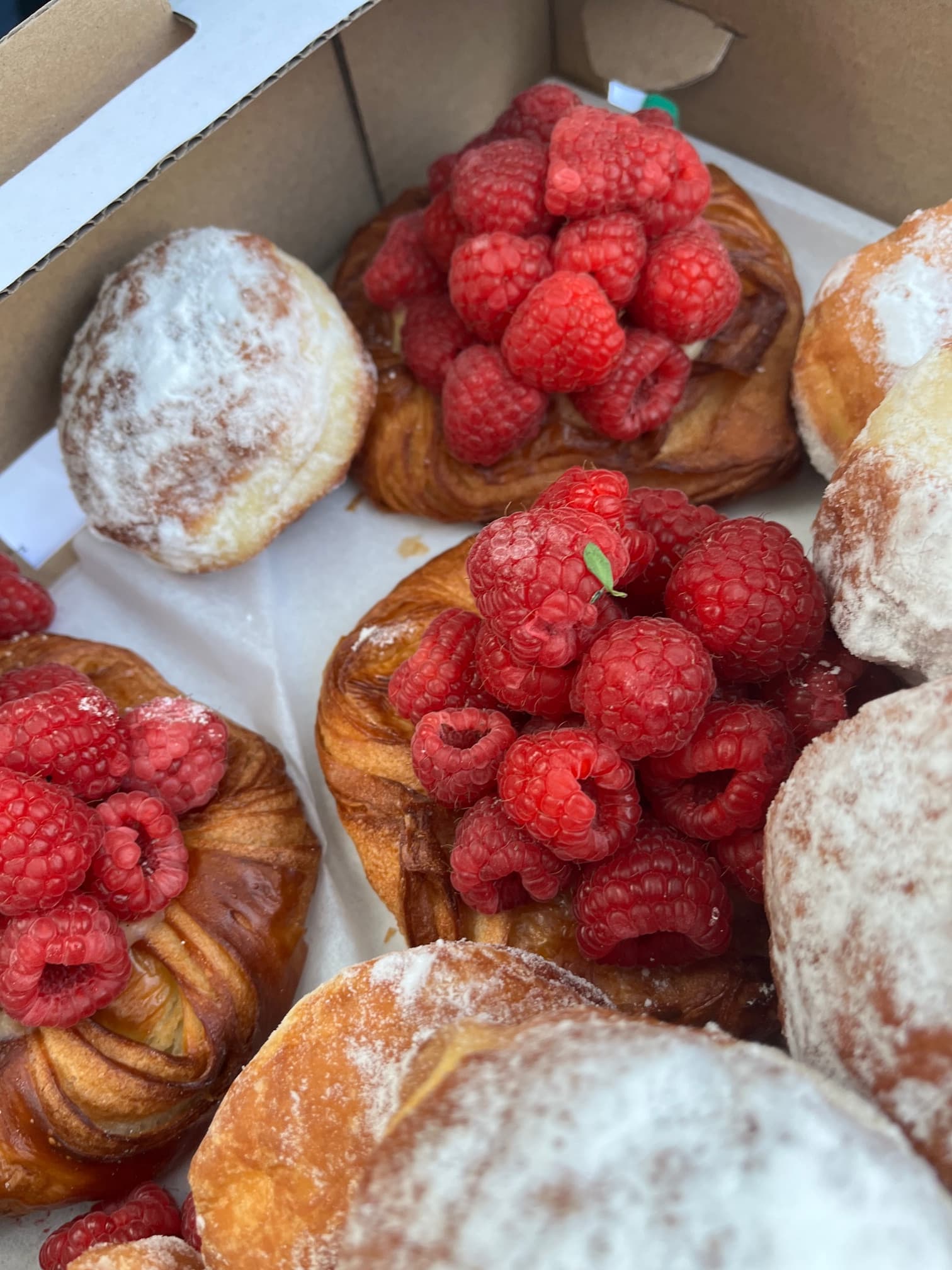 Pączki i maliny – poczęstunek przygotowany dla uczestników wydarzenia