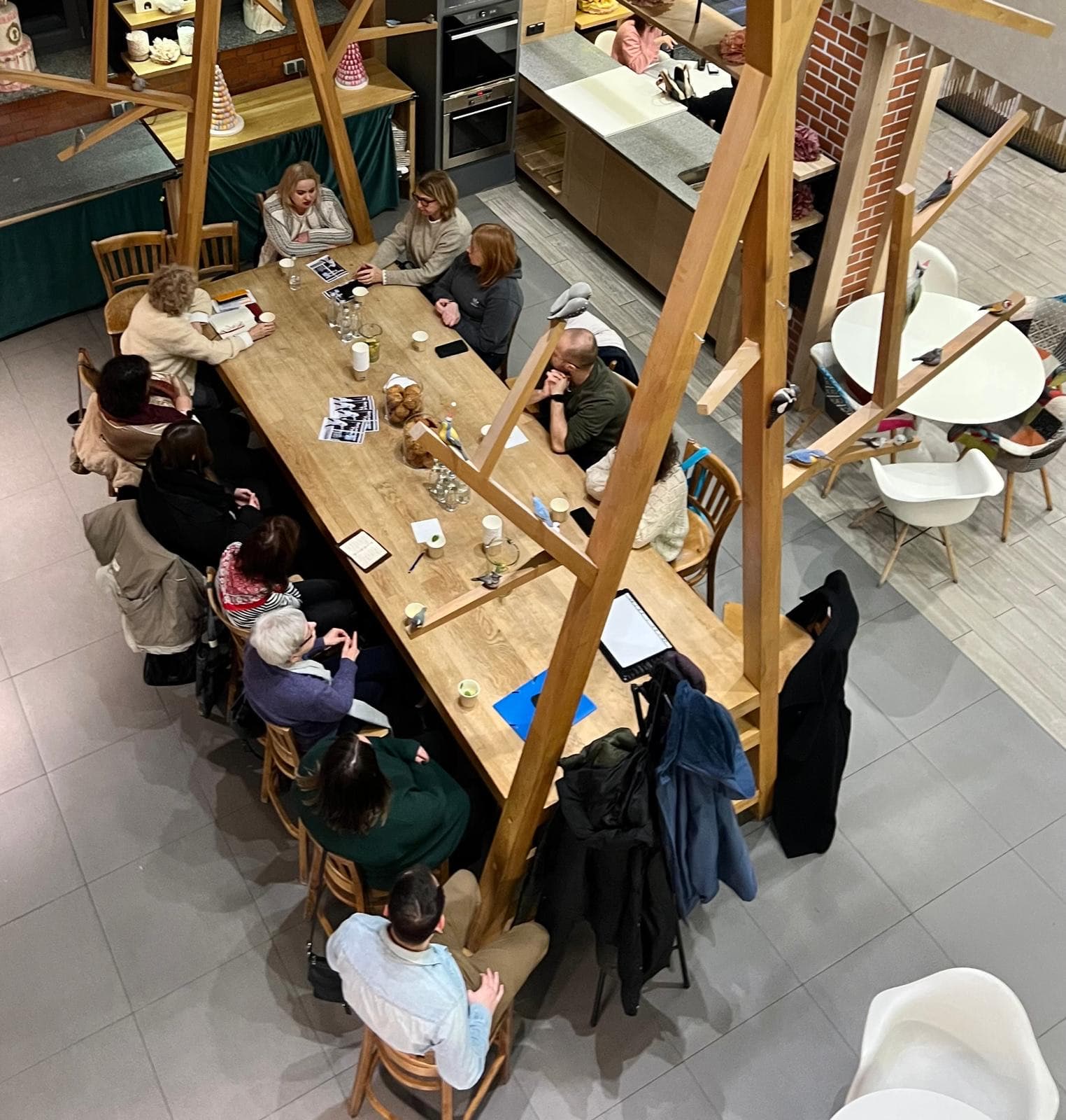 Rozmowy mieszkańców przy kawie