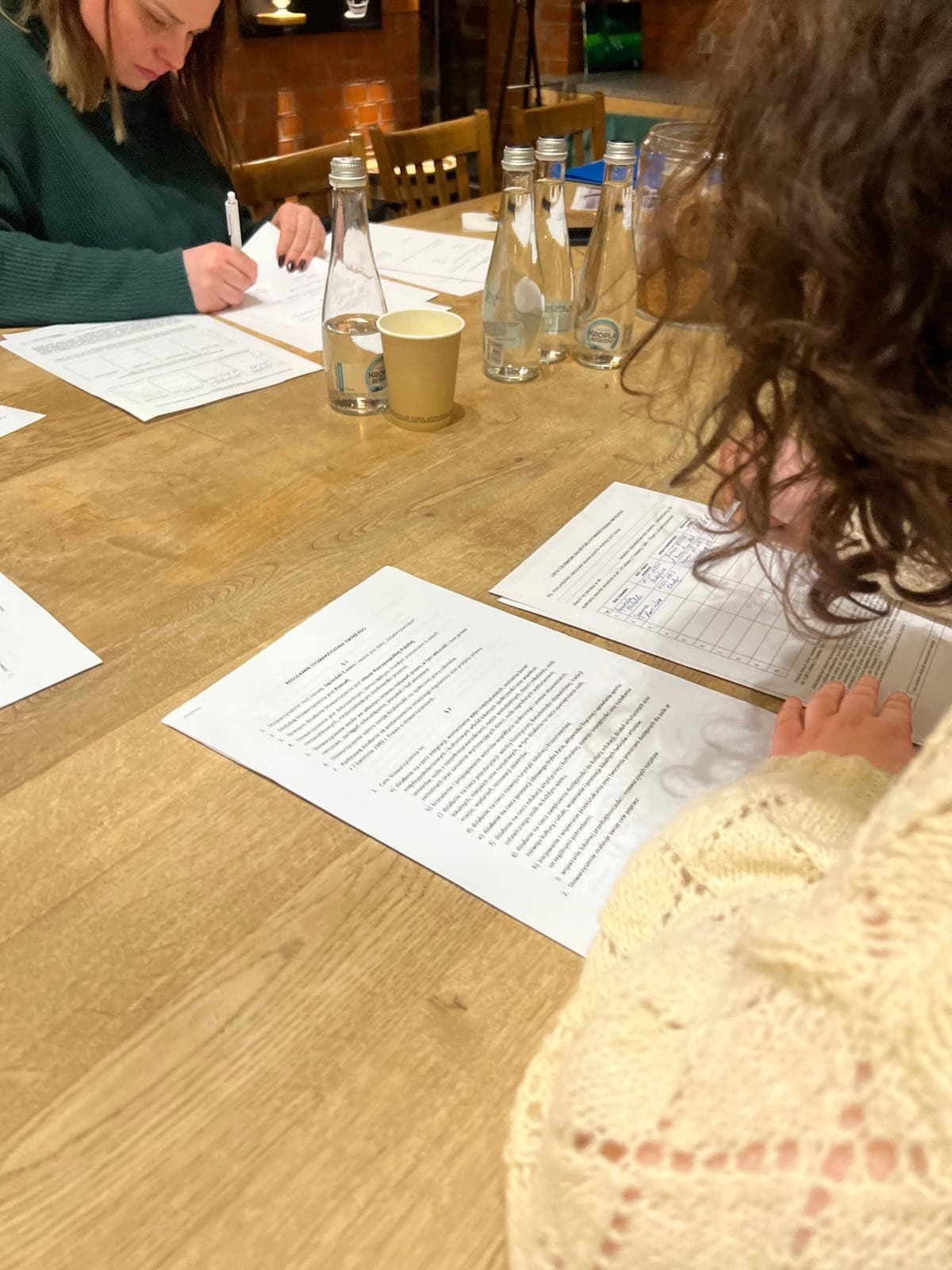 Sąsiedzi częstują się lemoniadą i ciastkami