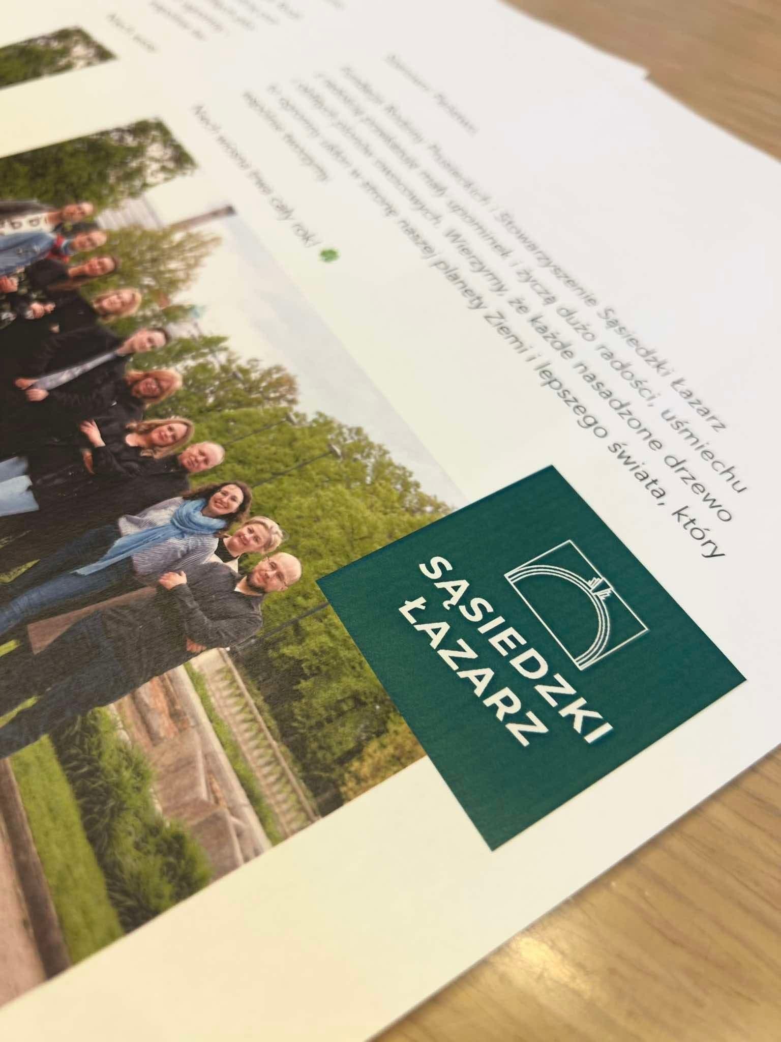 Ulotka Stowarzyszenia Sąsiedzki Łazarz z logo i zdjęciem członków grupy